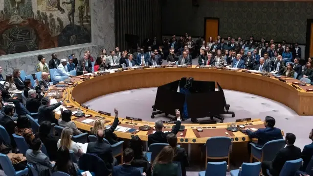 Члены Совета Безопасности ООН поднимают руки, чтобы проголосовать за проект резолюции о развертывания Международных сил по стабилизации в Газе.