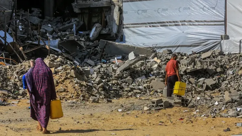 İsrail saldırıları sonucu altyapının ağır hasar gördüğü ve su krizinin yaşandığı Gazze Şeridi’nin güneyindeki Han Yunus'ta yaşayan Filistinliler, su tankerlerinin dağıttığı suları bidonlara doldurarak yaşam alanlarına taşıdı.