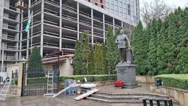В Киеве начались работы по покрытию азербайджанских памятников спецсредствами для защиты от авиаударов 