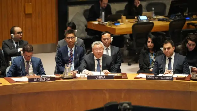 Fu Cong (au centre, à l'avant), représentant permanent de la Chine auprès des Nations Unies, s'exprime lors d'un débat public du Conseil de sécurité de l'ONU au siège de l'organisation à New York, le 23 octobre 2025.