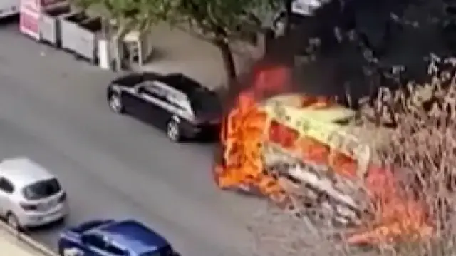 Esenyurt'ta park halindeki minibüs alev aldı: O anlar kamerada