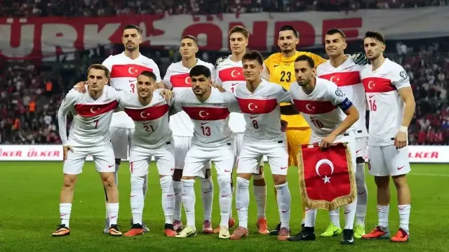 L'équipe nationale turque avant le coup d'envoi du match comptant pour les éliminatoires de la Coupe du monde 2026 entre la Türkiye et la Bulgarie, à Bursa, le 15 novembre 2025.
