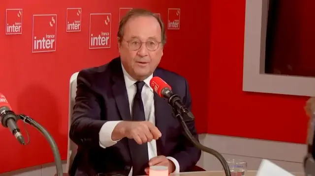 L'ancien Président français, François Hollande, interviewé sur Franceinfo, le 17 novembre 2025.