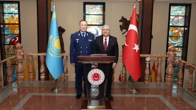 Министр национальной обороны Турции Яшар Гюлер и глава Минобороны Казахстана Даурен Косанов
