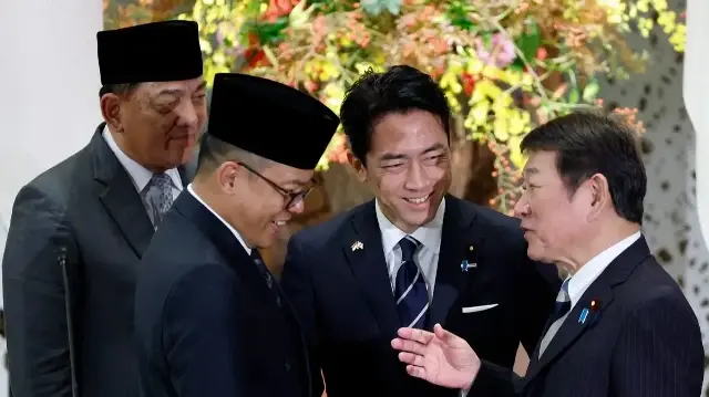 Le ministre indonésien de la Défense, Sjafrie Sjamsoeddin, et le ministre des Affaires étrangères, Sugiono, le ministre japonais de la Défense, Shinjiro Koizumi, et le ministre des Affaires étrangères, Toshimitsu Motegi, se réunissent après leur conférence de presse commune à la résidence Iikura à Tokyo, le 17 novembre 2025.