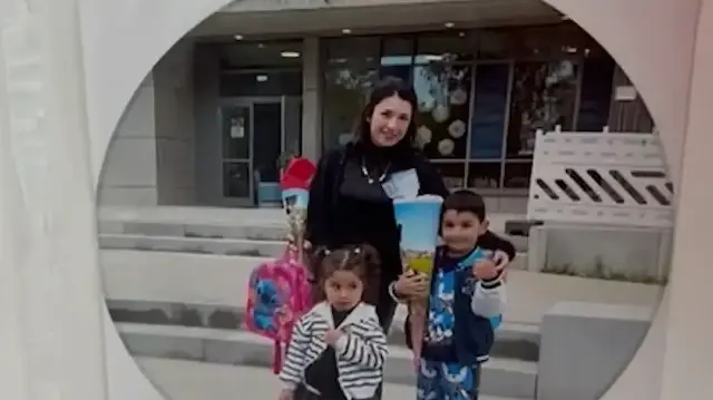 Komşuları Böcek ailesinin kapısına mumlar bıraktı