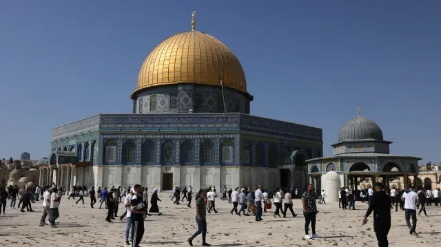Des fidèles musulmans marchent à côté de la mosquée du Dôme du Rocher dans l'enceinte de la mosquée Al-Aqsa, dans la vieille ville de Jérusalem, le 17 octobre 2025. 