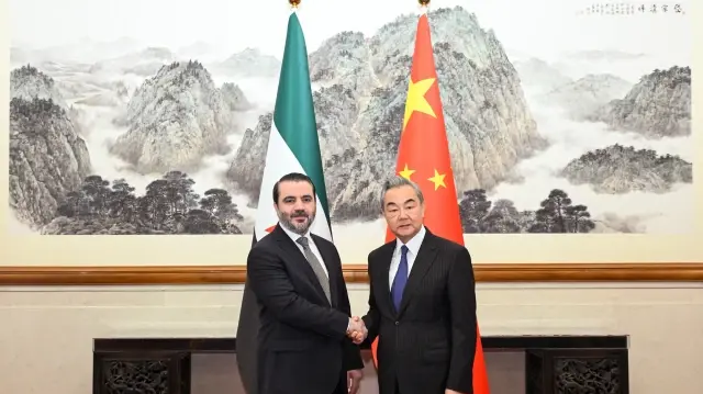 Le ministre chinois des Affaires étrangères Wang Yi, également membre du Bureau politique du Comité central du Parti communiste chinois, s'entretient avec le ministre syrien des Affaires étrangères Asaad Hassan al-Shibani à Pékin, capitale de la Chine, le 17 novembre 2025. 