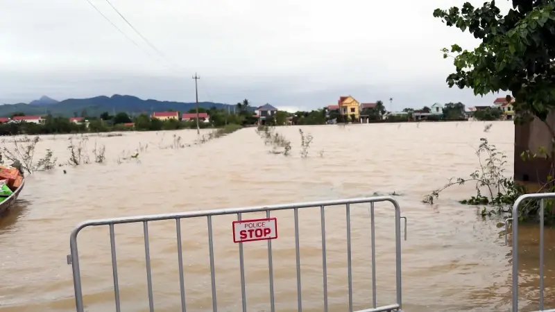 Yetkililer, şiddetli yağışların devam etmesi nedeniyle sel ve heyelan riskinin sürdüğünü belirtti.
