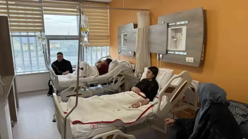 Tedavi altına alınan gençlerin durumlarının iyi olduğu öğrenildi.