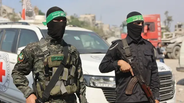 Des militants palestiniens du Hamas se tiennent près d'un véhicule du Comité international de la Croix-Rouge (CICR) pendant les recherches des corps des otages israéliens tués, à Gaza, le 2 novembre 2025.