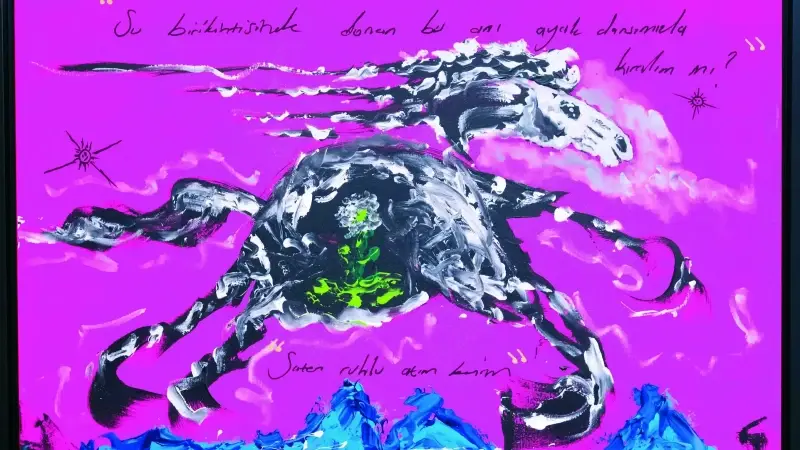 Tarihi hamamda çağdaş atlar zamanı 