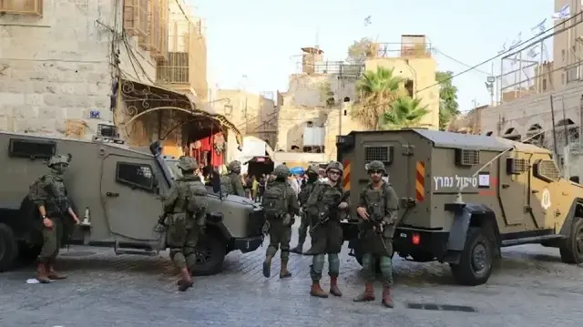 الاحتلال الإسرائيلي يغلق بلدة بالضفة ويطلق الرصاص على فلسطينيين