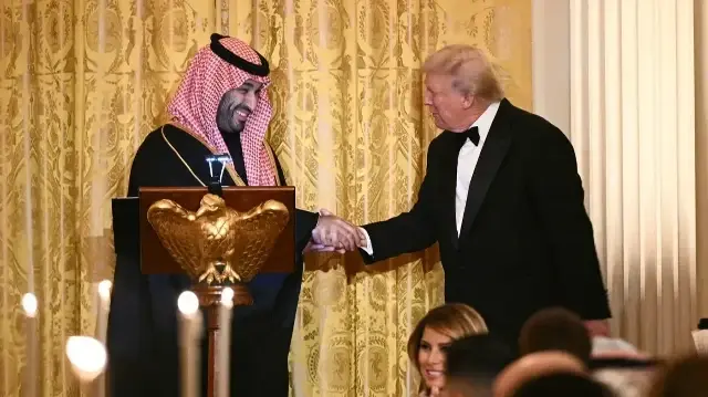 Le président américain Donald Trump (à droite) serre la main du prince héritier et Premier ministre du Royaume d'Arabie saoudite Mohammed ben Salmane lors d'un dîner officiel dans la salle Est de la Maison Blanche à Washington, DC, le 18 novembre 2025. 