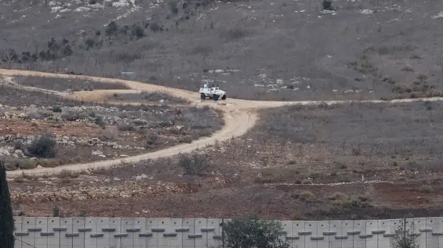 Une photographie prise depuis Israël montre un véhicule de la Force intérimaire des Nations unies au Liban (FINUL) patrouillant du côté libanais de la frontière séparant le nord d'Israël du sud du Liban, le 16 novembre 2025.
