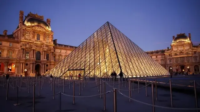 Лувр устанавливает 100 камер и открывает полицейский пост внутри музея.