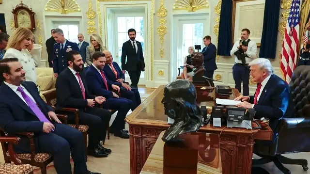 Cette photo diffusée par l'agence de presse officielle syrienne SANA le 10 novembre 2025 montre le président syrien Ahmed al-Sharaa (2e à gauche) s'entretenant avec le président américain, en présence du ministre syrien des Affaires étrangères Asaad al-Shaibani (à gauche), le vice-président américain JD Vance (2e à droite) et l'envoyé américain pour la Syrie Tom Barrak (à droite) à la Maison Blanche à Washington DC.