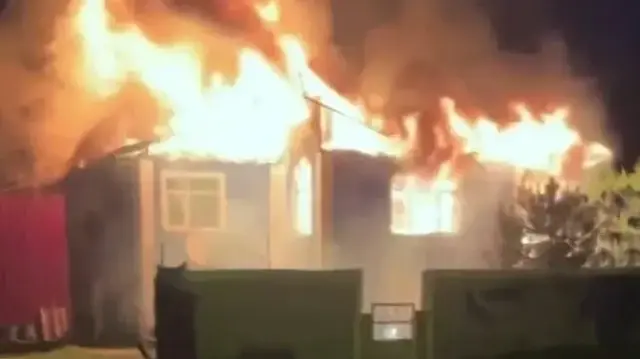 Sakarya'da iki katlı evin üst katı alev topuna döndü