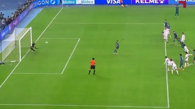 L'Irak se qualifie pour les barrages intercontinentaux de la coupe du Monde 2026 après le tir au but d'Amir Al-Ammari à la 90+17e minute, à Bassora, le 18 novembre 2025.