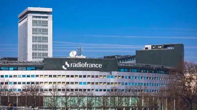 Cette procédure intervient dans un contexte de fortes tensions entre l’audiovisuel public et plusieurs médias du groupe Vivendi, propriété de Vincent Bolloré. 
