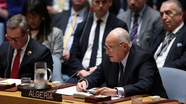 Le ministre algérien des Affaires étrangères, Ahmed Attaf, s'exprime lors d'une réunion du Conseil de sécurité des Nations unies sur « La situation au Moyen-Orient, y compris la question palestinienne », au siège de l'ONU à New York, le 23 septembre 2025.