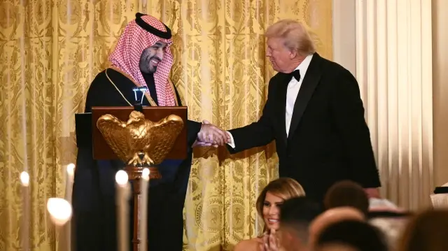 Le président américain Donald Trump (à droite) serre la main du prince héritier et Premier ministre du Royaume d'Arabie saoudite Mohammed ben Salmane lors d'un dîner officiel dans la salle Est de la Maison Blanche à Washington, DC, le 18 novembre 2025.