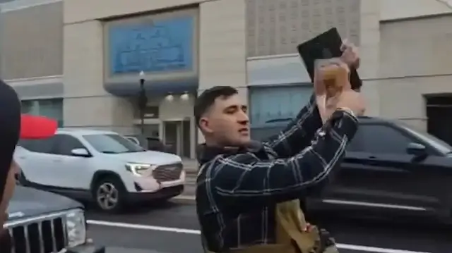 ABD'de Kur'an-ı Kerim'e saygısızlık: Domuz pastırmasıyla vurup yakmaya çalıştılar