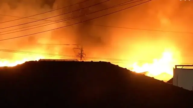 Plus de 170 bâtiments ont été détruits à Oita, au Japon, suite à un important incendie, le soir du 18 novembre 2025.