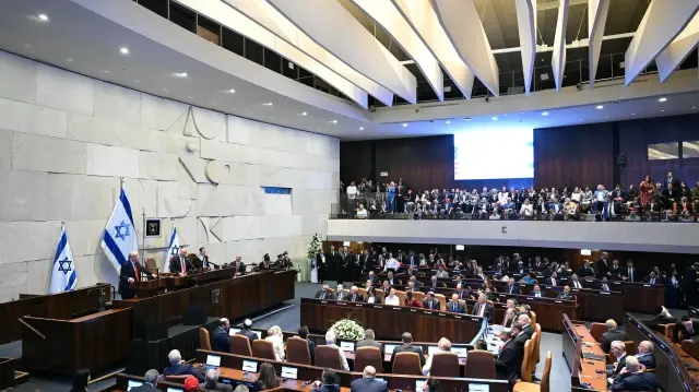 Le président américain Donald Trump s'adresse au Parlement israélien, la Knesset, à Jérusalem, le 13 octobre 2025.