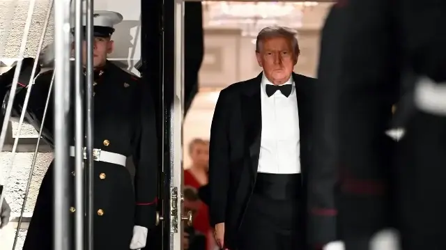 Le président américain Donald Trump accueille le prince héritier et Premier ministre du Royaume d'Arabie saoudite Mohammed ben Salmane avant un dîner officiel à la Maison Blanche à Washington, DC, le 18 novembre 2025.