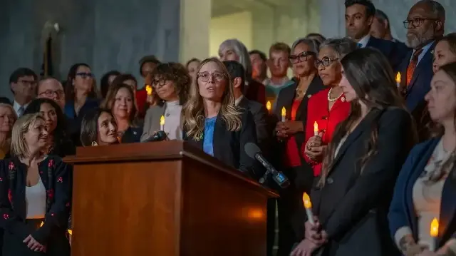 Annie Farmer, victime du délinquant sexuel condamné Jeffrey Epstein, prend la parole depuis le podium lors d'une veillée à la bougie organisée en l'honneur des survivants de ses crimes à Washington, DC, le 18 novembre 2025.
