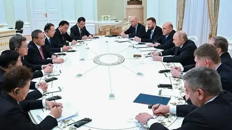 Çin Başbakanı Li Qiang ise görüşmede, iki ülke liderinin rehberliğinde yeni dönemde Çin-Rusya stratejik ortaklık ilişkilerinin hızla geliştiğini hatırlattı.