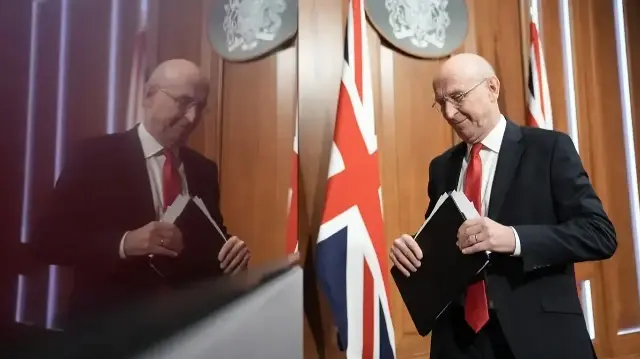 Le ministre britannique de la Défense, John Healey, réagit alors qu'il quitte la salle de presse de Downing Street, dans le centre de Londres, après avoir prononcé un discours le 19 novembre 2025 sur la manière dont l'industrie de la défense britannique contribue à la croissance et au renouveau national à travers le Royaume-Uni.