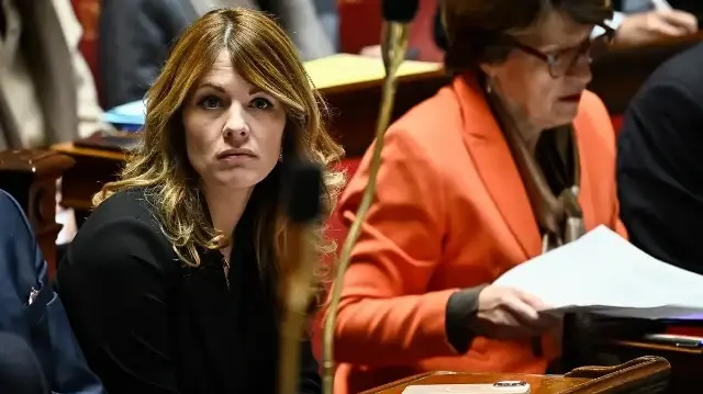 La porte-parole du gouvernement français Maud Bregeon (à gauche) assiste à une séance de questions au gouvernement à l'Assemblée nationale, la chambre basse du Parlement français, à Paris, le 19 novembre 2025. 