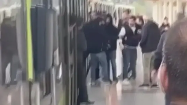 Yer kavgası metronun dışına taştı: Taşkınlık çıkaran yolcular ortalığı savaş alanına çevirdi