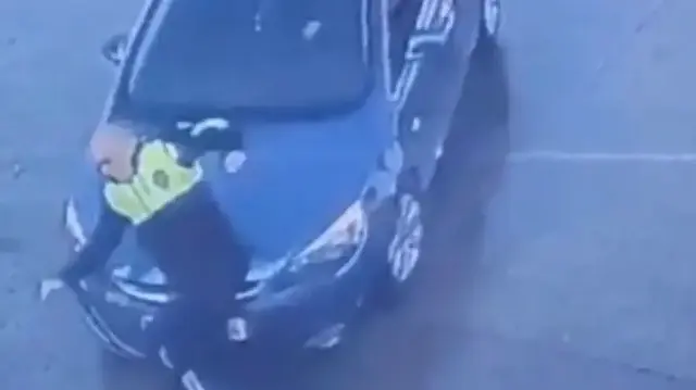 Samsun'da dikkatsiz sürücünün polise çarpma anı kamerada