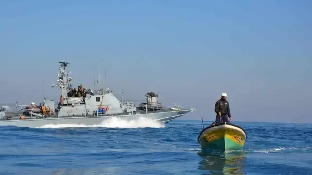 جيش الاحتلال الإسرائيلي يعتقل 4 صيادين قبالة ساحل قطاع غزة