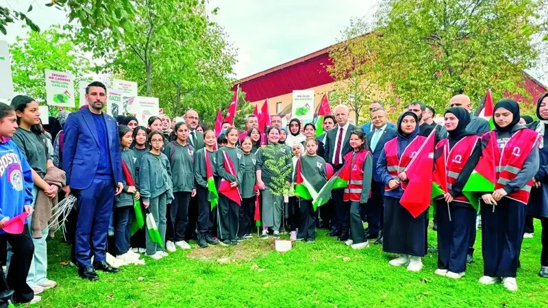 Türkiye ve Filistin’de hayatını kaybeden şehitler için imam hatip mezun dernekleri tarafından 81 ilde eş zamanlı fidan dikildi. 