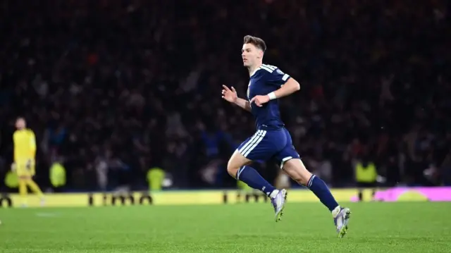 Le défenseur écossais Kieran Tierney célèbre le troisième but de son équipe lors du match de qualification européenne pour la Coupe du monde 2026 entre l'Écosse et le Danemark, au Hampden Park de Glasgow le 18 novembre 2025.