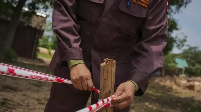 Dans la région de Banteay Ampil au Cambodge, les équipes du Centre cambodgien d'action antimines (CMAC) ont procédé à la détection et au déminage des mines et des explosifs le long de la frontière.