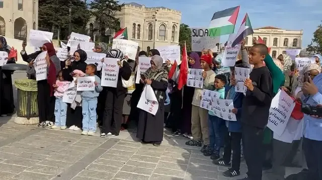 إسطنبول.. وقفة تضامنية مع الفاشر تندد بجرائم "الدعم السريع"