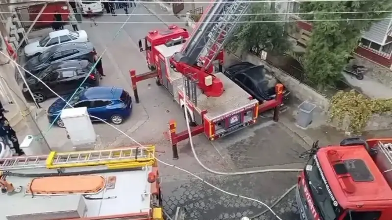 Denizli’de bir binanın çatısından başlayan yangın korkuttu