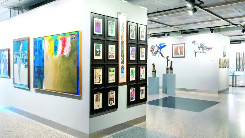 <h2>Altmış yıllık sanat yolculuğu</h2><p>İş Sanat Kibele Sanat Galerisi, yeni sezonunu “Hayati Misman Retrospektif” sergisi ile açtı. 19 Ocak 2026 tarihine dek izlenecek olan sergi, resim, gravür, heykel ve metal dekupe gibi farklı disiplinlerde 170’ten fazla eserle Prof. Misman’ın altmış yıllık sanatsal birikimine ışık tutuyor. Eserlerinin birer günce olduğunu, geçmişe dönüp baktığında anımsadıkları ile geleceğe ilişkin hayallerini, kaygılarını ve beklentilerini yansıttığını söyleyen Misman, retrospektif sergilerin öneminin altını çiziyor: “Buradaki sergim bana altmış yılımın muhasebesini yapma fırsatı verdi. Retrospektif sergiler, sanatçıların eserleri aracılığıyla sanat hayatının tüm aşamalarını yansıtırken gençlere de bir sanat yolculuğunu adım adım sunarak ilham veriyor.”</p>