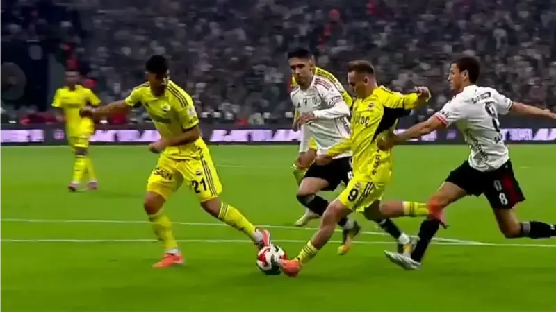 Kerem Aktürkoğlu'nun 45+1'de yerde kaldığı pozisyon penaltı tartışmalarına yol açtı.