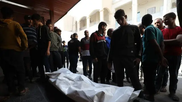 Des personnes pleurent lors des funérailles d'un Palestinien tué lorsqu'un drone militaire israélien a largué un explosif sur un bazar dans le quartier de Shujaiya, à l'est de la ville de Gaza, le 2 novembre 2025. 