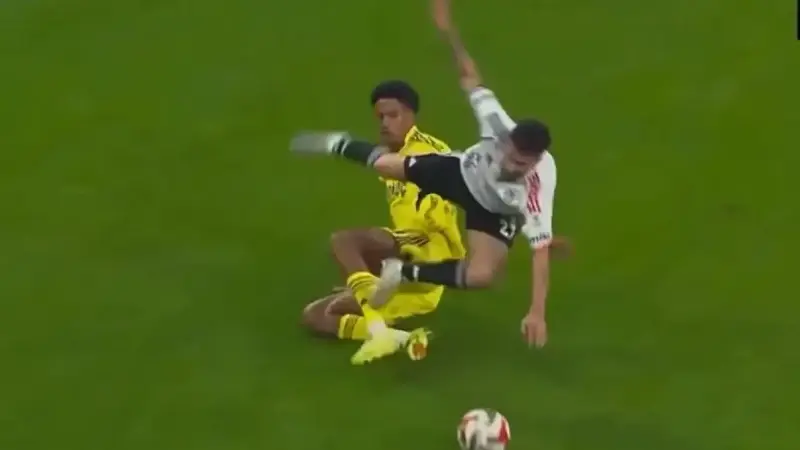 Oosterwolde'nin Rafa Silva'ya müdahalesinde siyah-beyazlıları sarı kart itirazlarında bulundu.