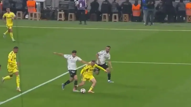 Derbide Paulista'nın Kerem Aktürkoğlu'na yaptığı müdahale penaltı tartışmalarına yol açtı.