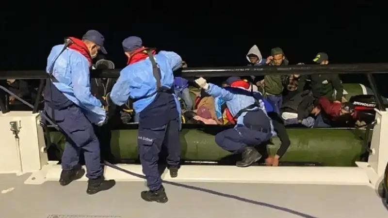 Yakalanan düzensiz göçmenler, işlemlerinin ardından İl Göç İdaresi Müdürlüğü’ne teslim edildi.