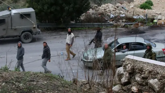 مستوطنون إسرائيليون يقتحمون مدرسة فلسطينية بالضفة ويحطمون محتوياتها