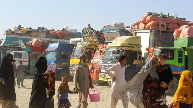 Des réfugiés afghans arrivent près de la frontière entre le Pakistan et l'Afghanistan, à Chaman, le 30 octobre 2025, avant leur départ pour l'Afghanistan.